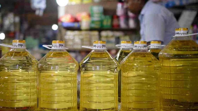 Escasez de aceite comestible afecta a los mercados de Daca, Bangladesh, en medio del acaparamiento previo al Ramadán
