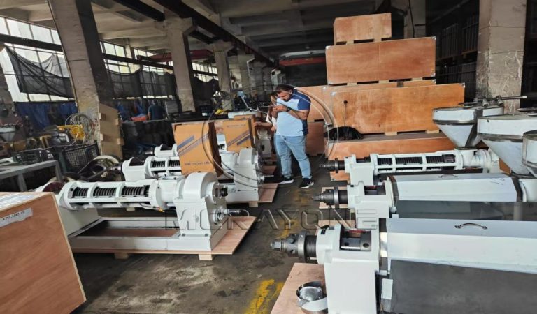Visita de clientes internacionales para comprobar la solidez de nuestros equipos de prensado de aceite