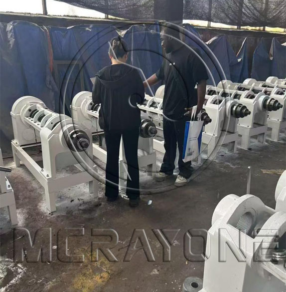 Un cliente extranjero visita nuestra fábrica para inspeccionar in situ los equipos de prensado de aceite