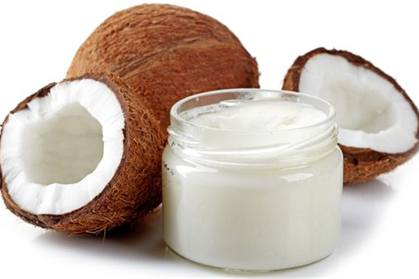 Aplicación de aceite de coco virgen en productos horneados
